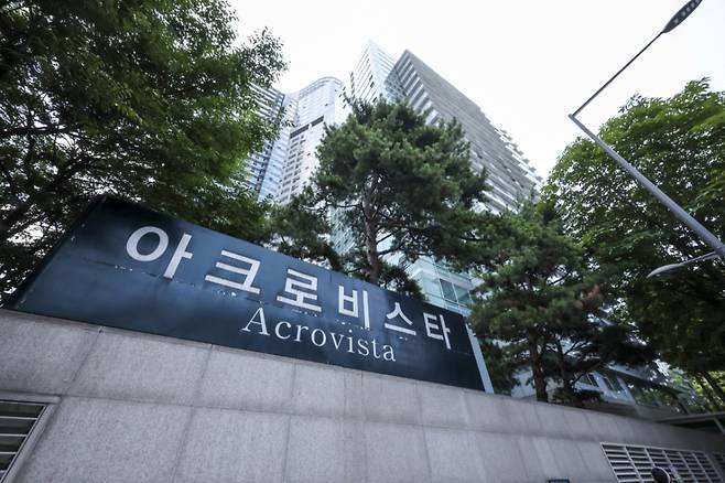 김건희 여사의 각종 의혹을 수사 중인 특별검사팀이 25일 오전 윤석열 전 대통령 부부 사저에 대한 압수수색에 돌입했다. /사진=뉴시스