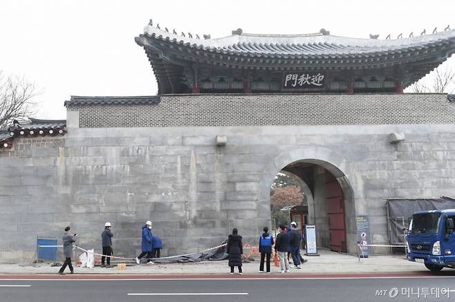 문화재청 관계자들이 경복궁 영추문과 국립고궁박물관 쪽 주변 낙서 복구 작업을 마치고 있다. /사진=머니S