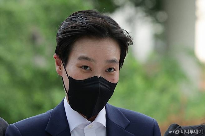 김건희 여사의 이른바 '문고리 3인방' 중 한 명인 정지원 전 대통령실 행정관이 25일 오후 서울 종로구에 마련된 김건희 특검팀(특별검사 민중기) 사무실로 조사를 받기 위해 출석하고 있다. / 사진=뉴스1