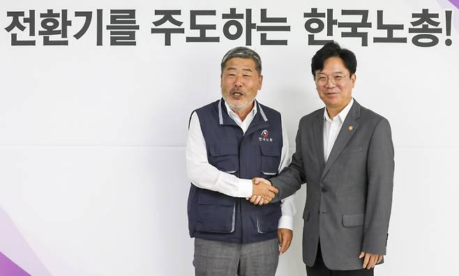 김영훈 고용노동부 장관(오른쪽)이 25일 오후 서울 영등포구 여의도 한국노동조합총연맹에서 열린 간담회에서 김동명 한국노총 위원장과 기념촬영을 하고 있다. 2025.07.25. xconfind@newsis.com /사진=뉴시스