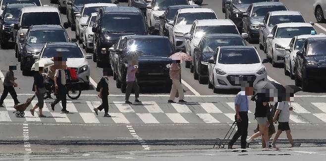 폭염이 이어진 25일 대구 중구 달구벌대로 도로에 아지랑이가 피어오르는 모습./사진=뉴스1