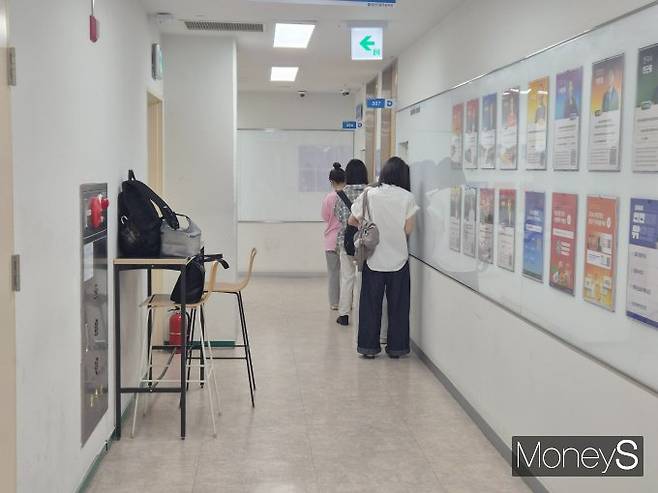 최근 2030세대 내에서 공무원 시험에 도전하는 이들이 늘어나고 있다. 사진은 지난 23일 서울 동작구 노량진동 공무원 학원에서 수업을 기다리는 학생들의 모습. /사진=김인영 기자