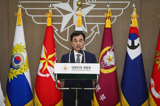 안규백 국방부 장관이 25일 서울 용산구 국방부 청사에서 열린 제51대 국방부 장관 취임식에서 국민의 군대로 거듭나겠다고 밝혔다. 안규백 신임 국방부 장관이 25일 서울 용산구 국방부에서 열린 취임식에서 취임사를 하고 있다. /사진=뉴시스(국방부 제공)