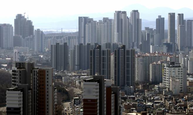 주택도시보증공사(HUG)의 미분양 안심환매 사업이 본격화되는 가운데 환매가격은 매입가격의 106% 수준에서 최대 103%까지 낮아질 전망이다. 사진은 대구 중구에서 바라본 대구 도심 아파트. /사진=뉴시스