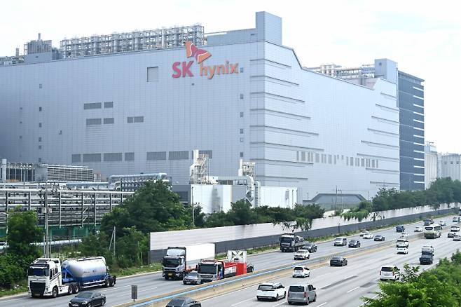 SK하이닉스가 올해 2분기 영업이익 9조원을 훌쩍 넘기며 사상 최대 분기 실적을 올렸다. 사진은 경기도 이천시 SK하이닉스 본사 모습. / 사진=뉴시스 김종택 기자 /사진=김종택