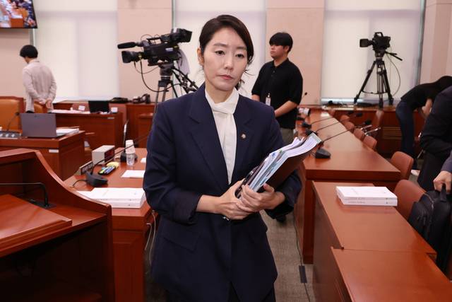 강선우 여성가족부 장관 후보자가 지난 14일 국회 여성가족위원회에서 열린 인사청문회가 오전 질의를 마치고 정회되자 청문회장을 나가고 있다. 연합뉴스