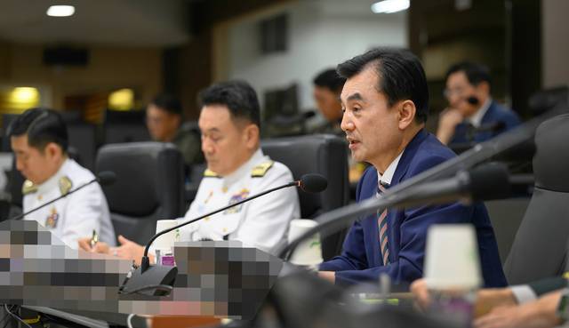 안규백(오른쪽 첫번째) 신임 국방부 장관이 25일 합참 전투통제실에서 전군주요지휘관회의에서 발언하고 있다. 국방부 제공