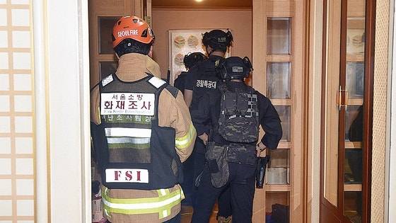 지난 20일 인천시 송도 아파트에서 자신의 아들을 사제총기로 살해한 피의자의 서울 도봉구 자택을 경찰과 소방당국이 수색하고 있다. 서울소방재난본부 제공