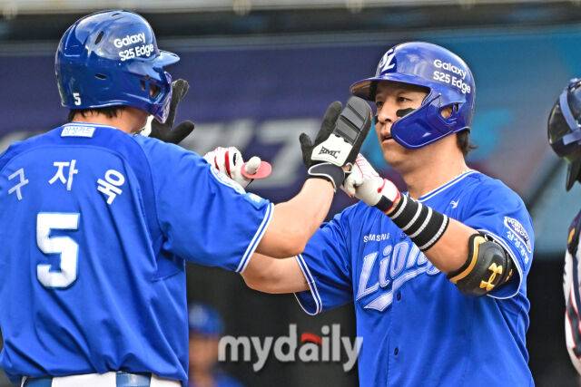 1일 서울 잠실야구장에서 열린 '2025 신한 SOL BANK KBO리그' 삼성 라이온즈와 두산 베어스 경기. 삼성 강민호가 1사 1루에 선제 투런포를 친 후 구자욱과 기뻐하고 있다./마이데일리