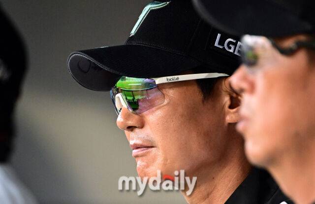 2025년 6월 19일 오후 서울 잠실구장에서 '2025 신한 SOL뱅크 KBO 리그' NC 다이노스와 LG 트윈스의 경기.LG 염경엽 감독이 경기를 지켜보고 있다./마이데일리