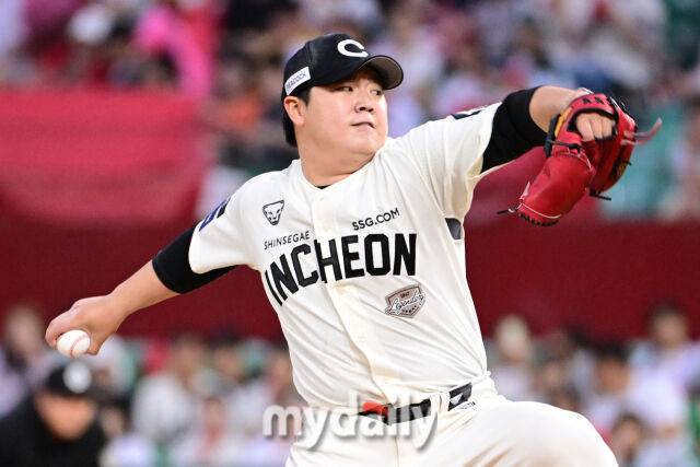 15일 오후 인천SSG랜더스필드에서 진행된 '2025 프로야구 KBO리그' 롯데-SSG의 경기. SSG 이로운이 구원 등판해 역투를 펼치고 있다./마이데일리