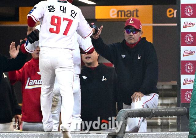 2025년 5월 13일 오후 인천 SSG랜더스필드에 진행된 '2025 신한 SOL뱅크 KBO 리그' NC 다이노스와 SSG 랜더스의 경기. SSG 이숭용 감독이 8회말 무사 만루서 최준우의 2타점 역전 적시타 때 홈을 밟은 한유섬, 홍대인을 축하하고 있다./마이데일리