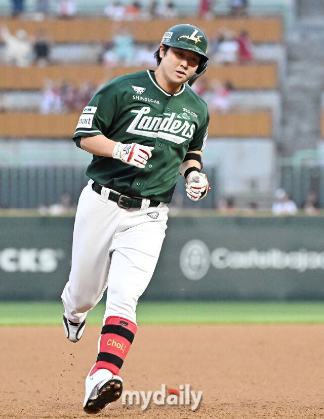 27일 오후 인천광역시 문학동 SSG랜더스필드에서 진행된 '2025 프로야구 KBO리그' SSG랜더스와 한화이글스의 경기. SSG 최정이 3회말 2사 1,2루서 3점 홈런을 터뜨린 뒤 베이스를 돌고 있다./마이데일리