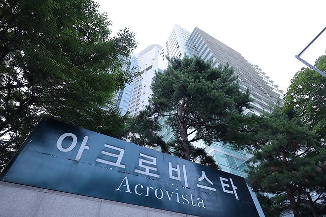 김건희 여사의 의혹들을 수사하는 민중기 특별검사팀이 25일 ‘공천 개입 의혹’과 관련해 김 여사 자택을 비롯해 ‘양평공흥지구 특혜 의혹’과 관련해 김 여사 일가 및 국민의힘 김선교 의원 등에 대한 압수수색에 나섰다. [연합]