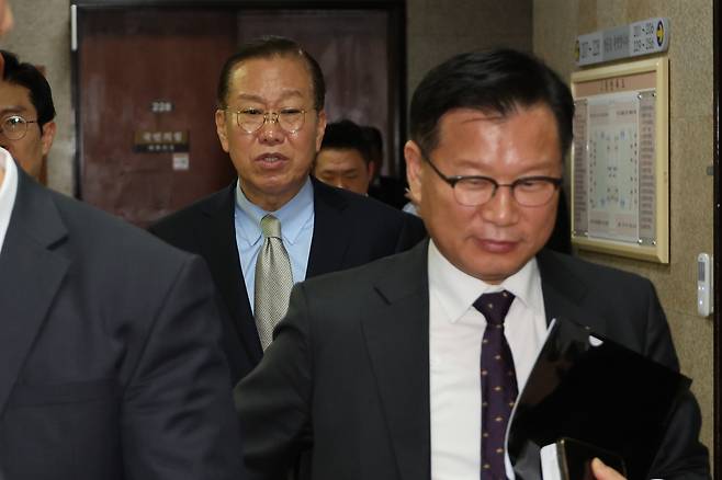 권영세 당시 국민의힘 비상대책위원장(왼쪽)과 이양수 당시 당 선거관리위원장이 지난 5월 7일 국회에서 의원총회에 이어 열린 비상대책위원회의와 선거관리위원회의를 마친 뒤 나오고 있다. [연합]