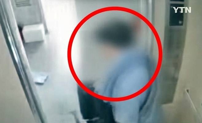 인천 연수경찰서는 인천시 연수구 송도동 아파트에서 사제 총기를 발사해 아들을 살해한 혐의로 60대 남성을 수사 중이라고 21일 밝혔다. 사진은 피의자가 가방을 들고 이동하는 모습. YTN 캡쳐