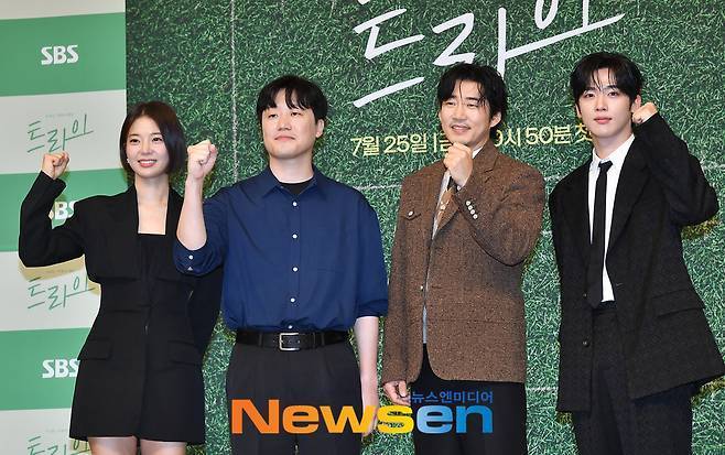 왼쪽부터 임세미 장영석 감독 윤계상 김요한