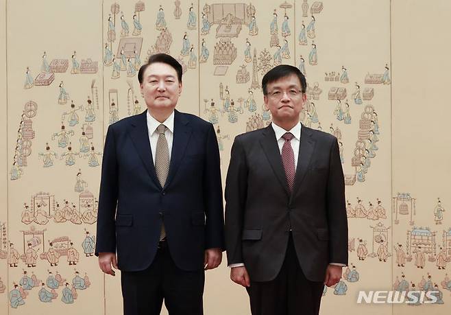 [서울=뉴시스] 조수정 기자 = 윤석열 전 대통령과 최상목 전 경제부총리 겸 기획재정부 장관. (대통령실통신사진기자단) 2024.01.03. chocrystal@newsis.com