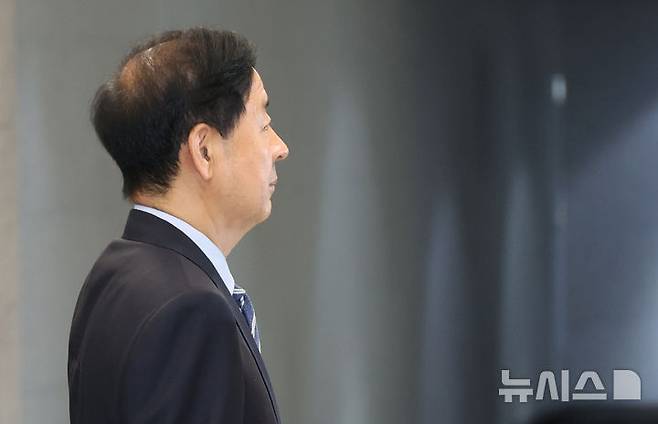 [인천공항=뉴시스] 권창회 기자 = 구윤철 경제부총리 겸 기획재정부 장관이 24일 오전 미국 워싱턴D.C.에서 열릴 예정이였던 미국 재무장관과 무역대표부(USTR)와 예정되어 있던 통상협상이 취소돼 인천국제공항 제2여객터미널 귀빈실을 나서고 있다. (공동취재) 2025.07.24. photo@newsis.com