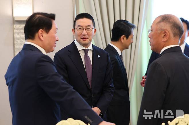 [서울=뉴시스] 최진석 기자 = 13일 서울 용산 대통령실에서 열린 이재명 대통령과의 6경제단체와 기업인 간담회에 최태원(왼쪽부터) SK그룹 회장 겸 대한상의회장, 구광모 LG그룹 회장, 정의선 현대차그룹 회장이 참석하고 있다. 2025.06.13. myjs@newsis.com