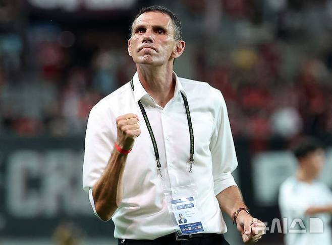 (Seoul = News) Reporter Lee Young-hwan = Jeonbuk Hyundai Gus Poe, who won 1-0 in the 2025 Hana Bank Korea Cup Korea Cup, Jeonbuk Hyundai Motors and FC Seoul, held at the Seoul World Cup Stadium in Mapo-gu, Seoul on the afternoon of the afternoon. 2025.07.02. 20hwan@newsis.com