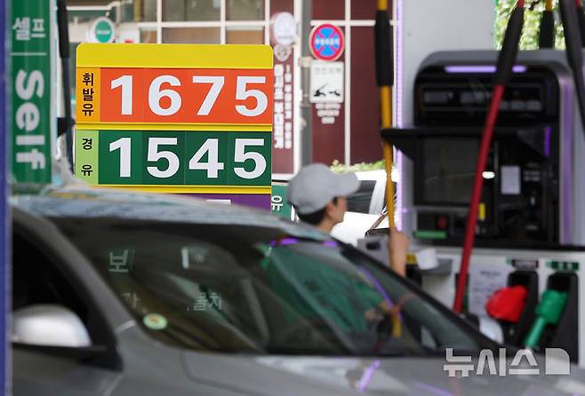 [서울=뉴시스] 홍효식 기자 = 주유소 기름값이 1주 만에 상승 전환했다. 한국석유공사 유가정보시스템 오피넷에 따르면 7월 셋째 주(13~17일) 전국 주유소 휘발유 평균 판매가는 전주 대비 리터 당 0.4원 오른 1,667.9원, 경유는 전주 대비 리터 당 0.6원 오른 1,530.9원으로 나타났다.20일 서울 시내 주유소에 유가 정보가 표시되어 있다. 2025.07.20. yesphoto@newsis.com