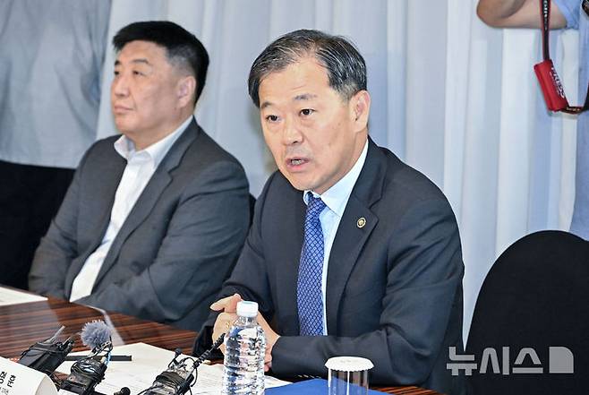 [서울=뉴시스] 김진아 기자 = 이형훈 보건복지부 2차관이 25일 오전 서울 중구 더 플라자 호텔에서 열린 수련협의체 제1차 회의에서 발언을 하고 있다. (공동취재) 2025.07.25. photo@newsis.com