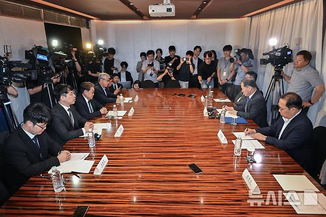 [서울=뉴시스] 김진아 기자 = 한성존(왼쪽 두 번째) 대한전공의협의회 비상대책위원장이 25일 오전 서울 중구 더 플라자 호텔에서 열린 수련협의체 제1차 회의에서 인사말을 하고 있다. (공동취재) 2025.07.25. photo@newsis.com