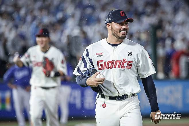 [서울=뉴시스] 프로야구 롯데 자이언츠 알렉 감보아가 20일 부산 사직구장에서 열린 2025 신한 쏠뱅크 KBO리그 삼성 라이온즈와의 경기에 선발 등판해 호투를 펼친 뒤 마운드를 내려가고 있다. (사진=롯데 자이온츠 제공) 2025.06.20. *재판매 및 DB 금지