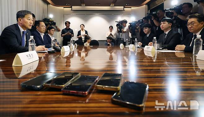 [서울=뉴시스] 김진아 기자 = 25일 오전 서울 중구 더플라자호텔에서 열린 수련협의체 제1차 회의에서 이형훈 보건복지부 2차관이 모두발언을 하고 있다. (공동취재) 2025.07.25. photo@newsis.com