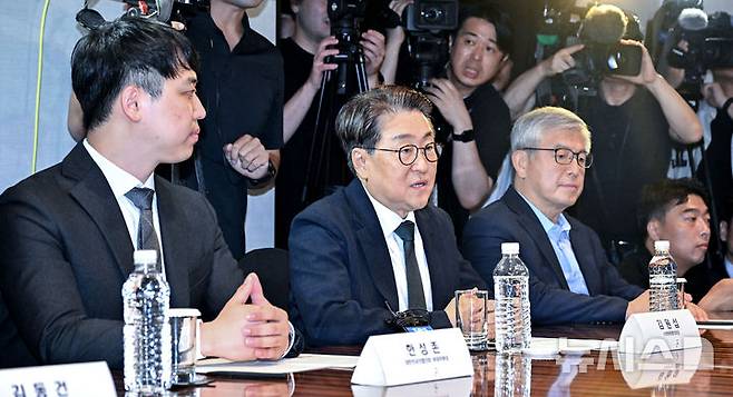 [서울=뉴시스] 김진아 기자 = 김원섭(가운데) 수련병원협의회장이 25일 오전 서울 중구 더 플라자 호텔에서 열린 수련협의체 제1차 회의에서 인사말을 하고 있다. (공동취재) 2025.07.25. photo@newsis.com