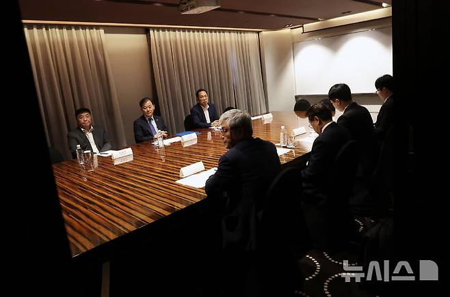 [서울=뉴시스] 김진아 기자 = 25일 오전 서울 중구 더플라자호텔에서 열린 수련협의체 제1차 회의에서 이형훈 보건복지부 제2차관과 한성존 대한전공의협의회 비상대책위원장 등 정부와 의료계 참석자들이 마주 앉아 있다. (공동취재) 2025.07.25. photo@newsis.com