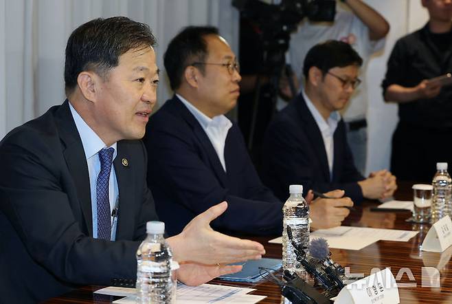 [서울=뉴시스] 김진아 기자 = 25일 오전 서울 중구 더플라자호텔에서 열린 수련협의체 제1차 회의에서 이형훈 보건복지부 2차관이 모두발언을 하고 있다. (공동취재) 2025.07.25. photo@newsis.com
