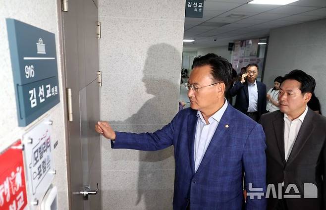 [서울=뉴시스] 조성봉 기자 = 유상범 국민의힘 원내운영수석부대표, 장동혁, 최형두 의원 등이 25일 오전 서울 여의도 국회 의원회관 김선교 국민의힘 의원 사무실로 집결하고 있다. 이날 '김건희 특검' 관계자들은 ’양평고속도로 특혜의혹'과 관련해 김선교 의원 사무실을 압수수색 하고 있다. 2025.07.25. suncho21@newsis.com