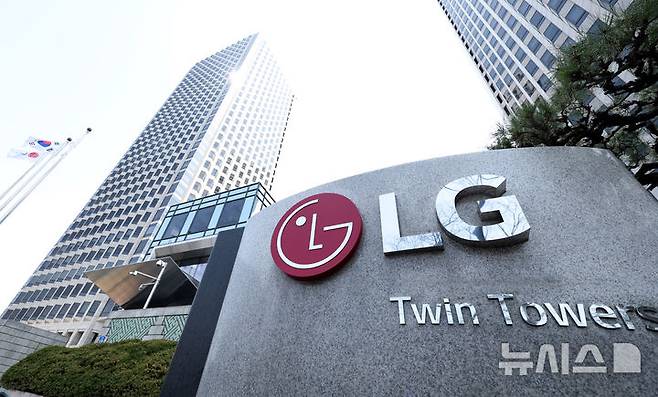 [서울=뉴시스] 추상철 기자 = 7일 오전 서울 영등포구 여의도 LG트윈타워에서 LG로고가 보이고 있다. LG전자는 올해 1분기 연결 기준 매출 22조7447억원, 영업이익 1조2590억원의 잠정 실적 발표로 1분기 기준 사상 최대 매출을 올렸다. 2025.04.07. scchoo@newsis.com