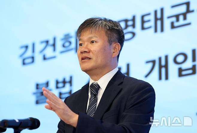 [서울=뉴시스] 조성우 기자 = 김건희 여사 의혹을 수사하는 민중기 특별검사팀의 문홍주 특검보가 7일 서울 종로구 KT광화문빌딩 웨스트에 마련된 사무실에서 정례 브리핑을 마친 뒤 취재진 질문에 답하고 있다.  2025.07.07. xconfind@newsis.com
