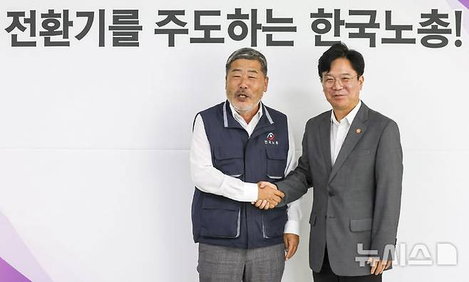 [서울=뉴시스] 조성우 기자 = 김영훈 고용노동부 장관이 25일 오후 서울 영등포구 여의도 한국노동조합총연맹에서 열린 간담회에서 김동명 한국노총 위원장과 기념촬영을 하고 있다. 2025.07.25. xconfind@newsis.com