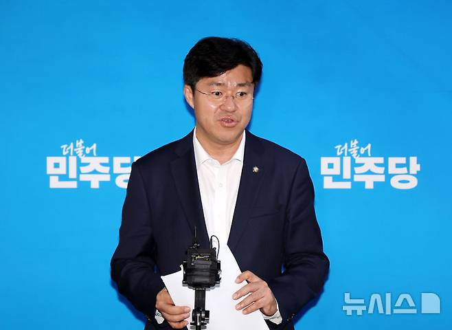 [서울=뉴시스] 김명년 기자 = 박상혁 더불어민주당 수석대변인이 24일 오후 서울 여의도 국회에서 열린 더불어민주당 중동발 위기 관련 긴급 안보 점검 회의를 마치고 브리핑하고 있다. 2025.06.24. kmn@newsis.com