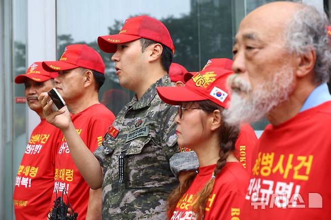 [서울=뉴시스] 황준선 기자 = 해병대 예비역 연대 회원들이 7일 오전 서울 서초구 이명현 순직 해병 특별검사 사무실 앞에서 순직 해병 사건 진상 규명 촉구 기자회견을 하고 있다. 2025.07.07. hwang@newsis.com