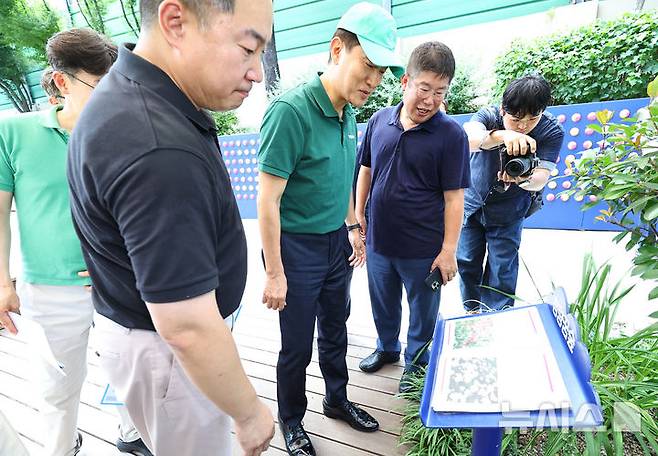 [서울=뉴시스] 최진석 기자 = 오세훈 서울시장이 25일 서울 동대문구 청량꿈숲을 찾아 폭염을 완화하는 일상속 정원을 점검하고 있다. 2025.07.25. myjs@newsis.com