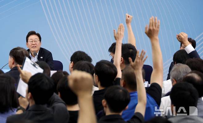 [부산=뉴시스] 최동준 기자 = 이재명 대통령이 25일 부산 부경대에서 열린 타운홀미팅 '부산의 마음을 듣다' 지역 주민 간담회에서 질문을 받고 있다. (대통령실통신사진기자단) 2025.07.25. photocdj@newsis.com