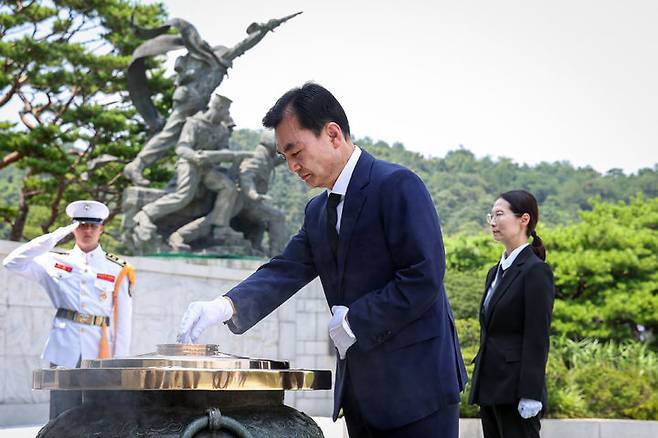 [서울=뉴시스] 안규백 신임 국방부 장관이 25일 서울 동작구 국립서울현충원을 찾아 참배하고 있다. (사진=국방부 제공) 2025.07.25. photo@newsis.com *재판매 및 DB 금지
