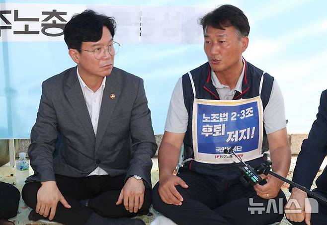 [서울=뉴시스] 조성봉 기자 = 김영훈(왼쪽) 고용노동부 장관이 25일 오후 서울 여의도 국회 본청 앞에서 '노조법 2.3조 즉각 개정’을 촉구하며 농성중인 양경수 민주노총 위원장의 발언을 경청하고 있다. 2025.07.25. suncho21@newsis.com
