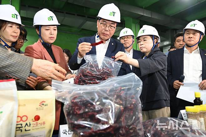 [이천=뉴시스] 김종택 기자 = 송언석 국민의힘 비상대책위원장 겸 원내대표가 25일 경기 이천시 aT 한국농수산식품유통공사 이천비축기지를 찾아 폭우·폭염으로 인한 농산물 물가 상황을 점검하고 있다. 2025.07.25. jtk@newsis.com