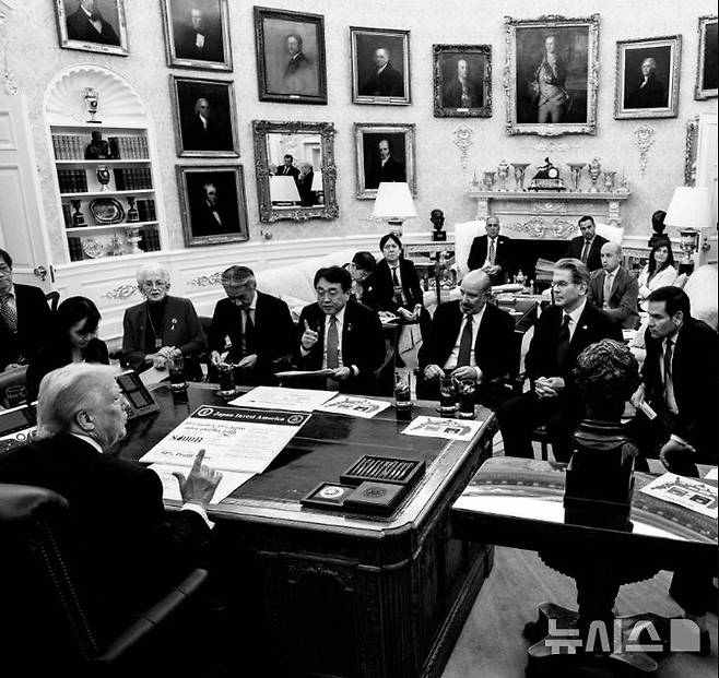 [서울=뉴시스] 도널드 트럼프 미국 대통령이 22일(현지 시간) 미국 워싱턴DC 백악관에서 아카자와 료세이 일본 경제재생상 등 일본 대표단과 협상하고 있다. 트럼프 대통령 책상 위에 놓인 '재팬 인베스트 아메리카' 패널에는 일본의 대미 투자 규모가 4000억 달러로 출력됐지만, 수기로 5000억 달러로 수정된 정황이 보인다. 이후 발표에선 5500억 달러로 더 늘었다. (사진=댄 스카비노 백악관 부비서실장 X 갈무리) 2025.07.24.