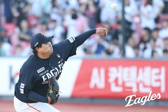 [서울=뉴시스] 프로야구 한화 이글스 류현진이 20일 수원KT위즈파크에서 열린 2025 신한 쏠뱅크 KBO리그 KT 위즈와의 경기에 선발 등판해 공을 던지고 있다. (사진=한화 이글스 제공) 2025.07.20. *재판매 및 DB 금지