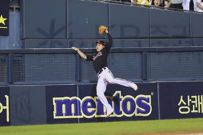 [서울=뉴시스] 프로야구 LG 트윈스의 구본혁이 25일 잠실구장에서 벌어진 두산 베어스와의 경기에서 9회말 2사 1, 3루 상황에 3루 측 불펜 안으로 날아드는 타구를 잡아내고 있다. (사진 = LG 트윈스 제공) *재판매 및 DB 금지