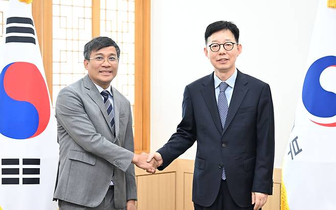 한-베트남 외교차관 회담 박윤주 외교1차관이 응우옌 밍 부 베트남 외교부 수석차관과  취임 후 첫 회담을 하는 모습(출처=외교부)