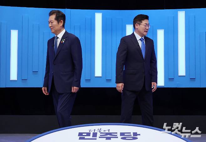 더불어민주당 정청래·박찬대 당대표 후보가 16일 서울 양천구 목동 SBS에서 열린 TV토론회에 앞서 기념촬영을 한 뒤 자리로 돌아가고 있다. 국회사진기자단