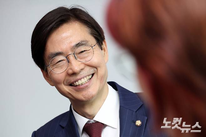 국민의힘 조경태 의원이 21일 서울 여의도 국회 의원회관에서 CBS노컷뉴스와 인터뷰를 하고 있다. 윤창원 기자